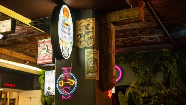 Photo Retro neon sign